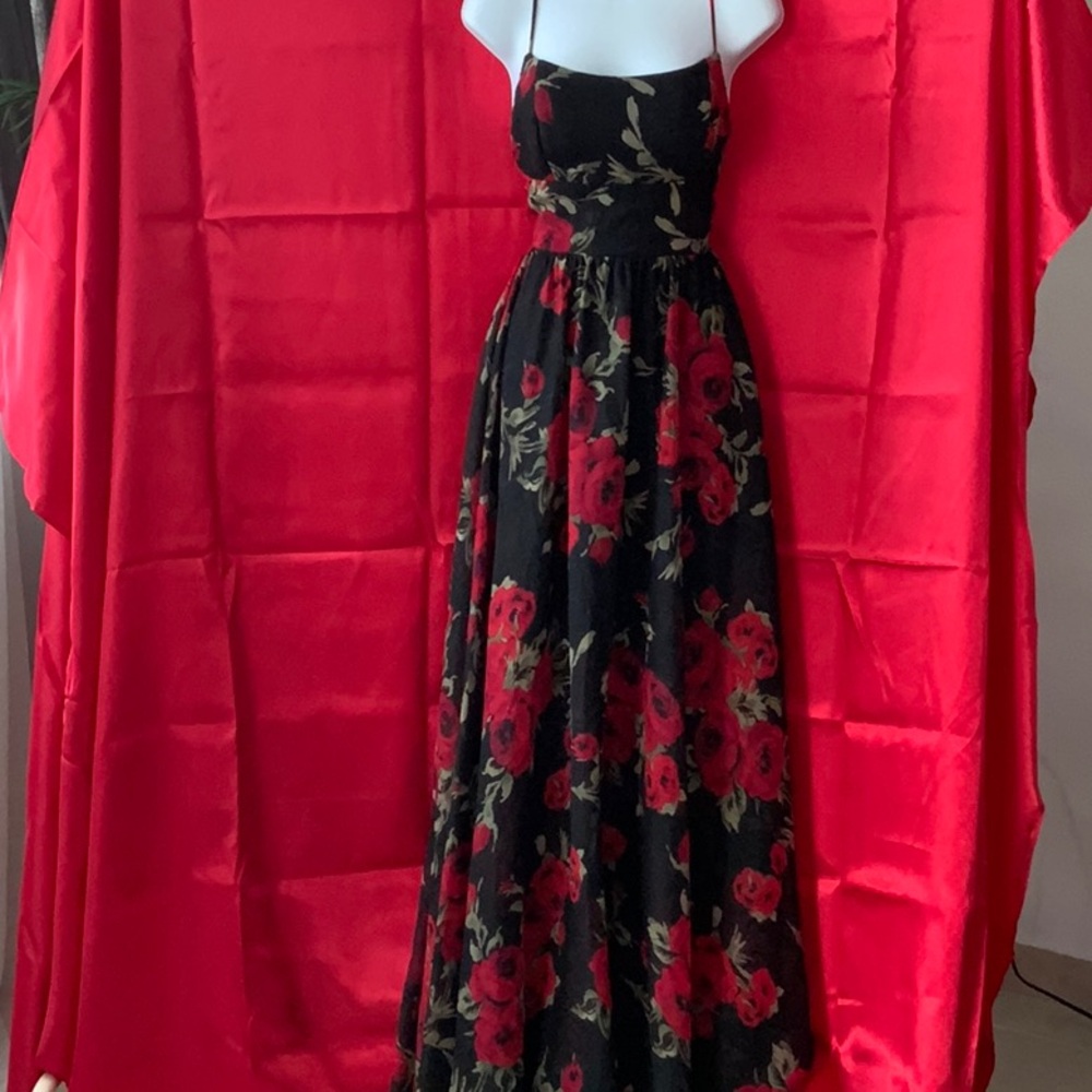 Long dress color negro y rojo, con zippers in the back